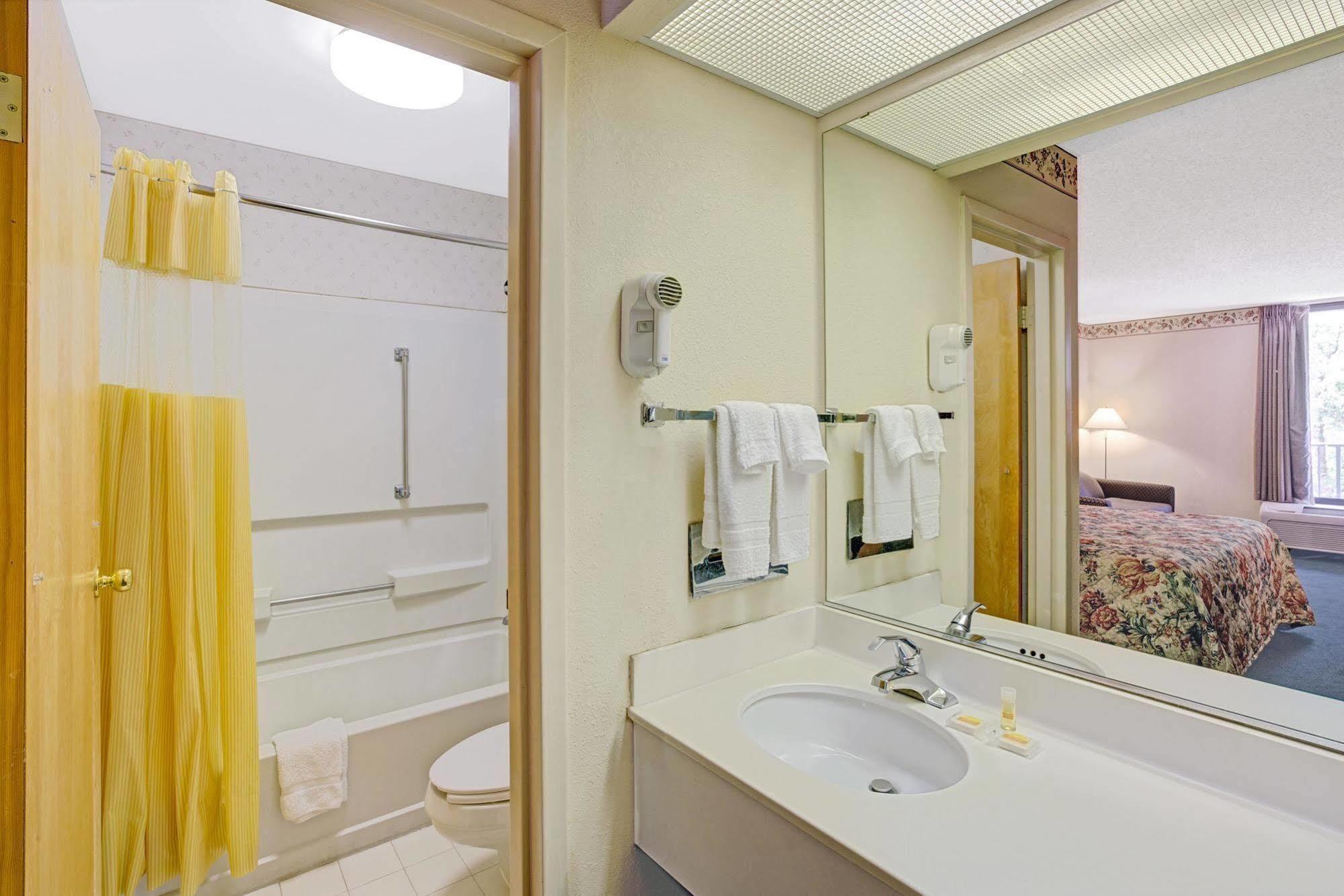 Days Inn Lake Norman Cornelius Dış mekan fotoğraf